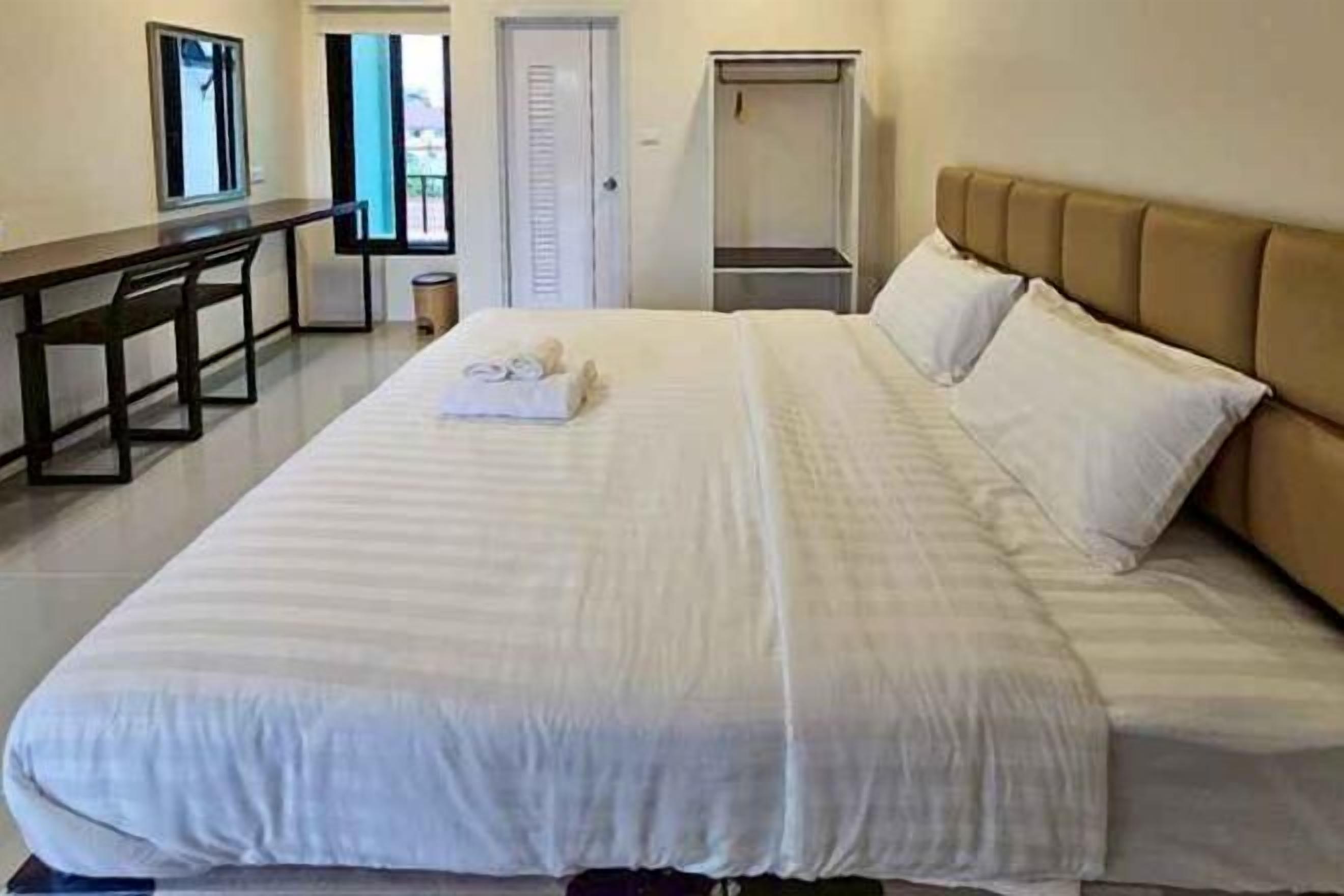 مكتب وملاءات أسرّة