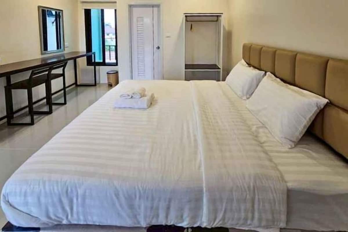 Escrivaninha, roupa de cama