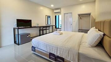 Double Room | Desk, bed sheets