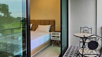 Chambre Double, vue montagne | Coin séjour | TV connectée de 50 pouces avec chaînes numériques