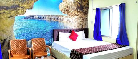 Deluxe dubbelrum - flera sängar - havsutsikt | Allergitestade sängkläder, värdeförvaringsskåp på rummet och skrivbord