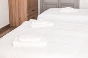 Basic Triple Room, Sea View | Soundproofing, iron/ironing board, free WiFi, bed sheets