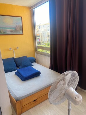 1 Schlafzimmer, Schreibtisch, Bettwäsche