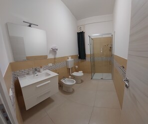 Comfort Townhome, Ensuite, Harbor View | Bathroom - UN PASSO DAL PORTO (Palermo)