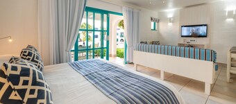 Luxury Coastal Escape | Sleeps 4 | Balcony | Pool