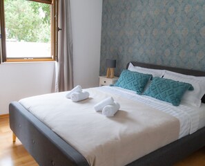 Iron/ironing board, free WiFi, bed sheets