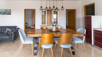 Family House, 6 Bedrooms, Sea View | Dining room