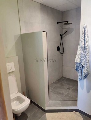 ヘアドライヤー、タオル、トイレットペーパー