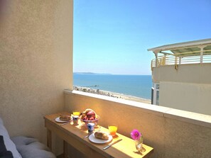 Outdoor dining - Sea View Holiday Apartment 073 (Durres)