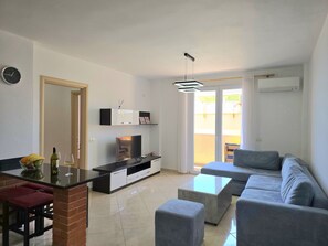 TV - Sea View Holiday Apartment 073 (Durres)