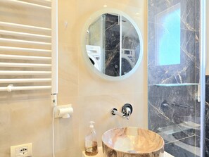 Shower, hair dryer, towels - Sea View Holiday Apartment 073 (Durres)