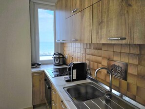 Kühlschrank, Ofen, Wasserkocher mit Kaffee-/Teezubehör