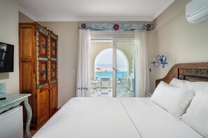 Habitación clásica doble, balcón, vistas al mar | Minibar, wifi gratis, ropa de cama