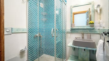 Comfort Tek Büyük Yataklı Oda, Balkon, Deniz Manzaralı | Minibar, ücretsiz kablosuz İnternet, çarşaf takımı