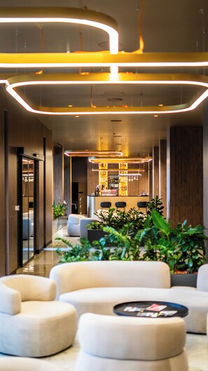 A modern lobby with a bar area, seating, and a reception desk. - Tsar Samuil Hotel (Bansko)