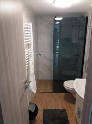 Douche, sĂšche-cheveux, serviettes fournies, savon