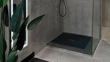 Romantische tweepersoonskamer, 1 slaapkamer | Badkamer | Een douche, gratis toiletartikelen, een haardroger, handdoeken