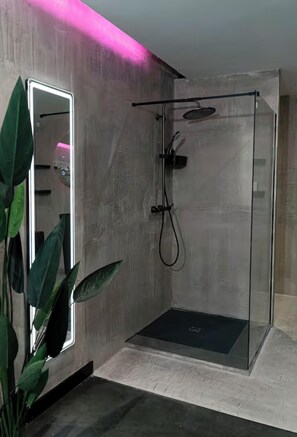 Quarto casal romântico, 1 quarto | Banheiro | Chuveiro, produtos de toalete grátis, secador de cabelo 