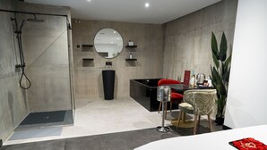 A modern bathroom with a shower, a large mirror, and a vanity with a sink. - Mad Rooms (Madrid)