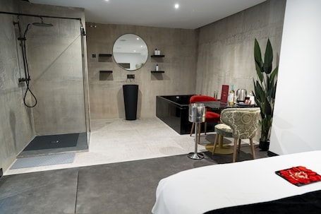 Minibar, wifi gratis y ropa de cama . Mad Rooms