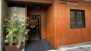 A building entrance with a sign reading "MAD ROOMS". - Mad Rooms (Madrid)