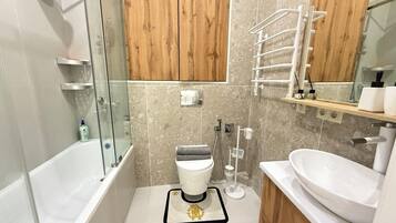 Haartrockner, Bidet, Handtücher, Seife