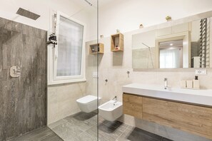 Dutxa, assecador de cabells, bidet i tovalloles 