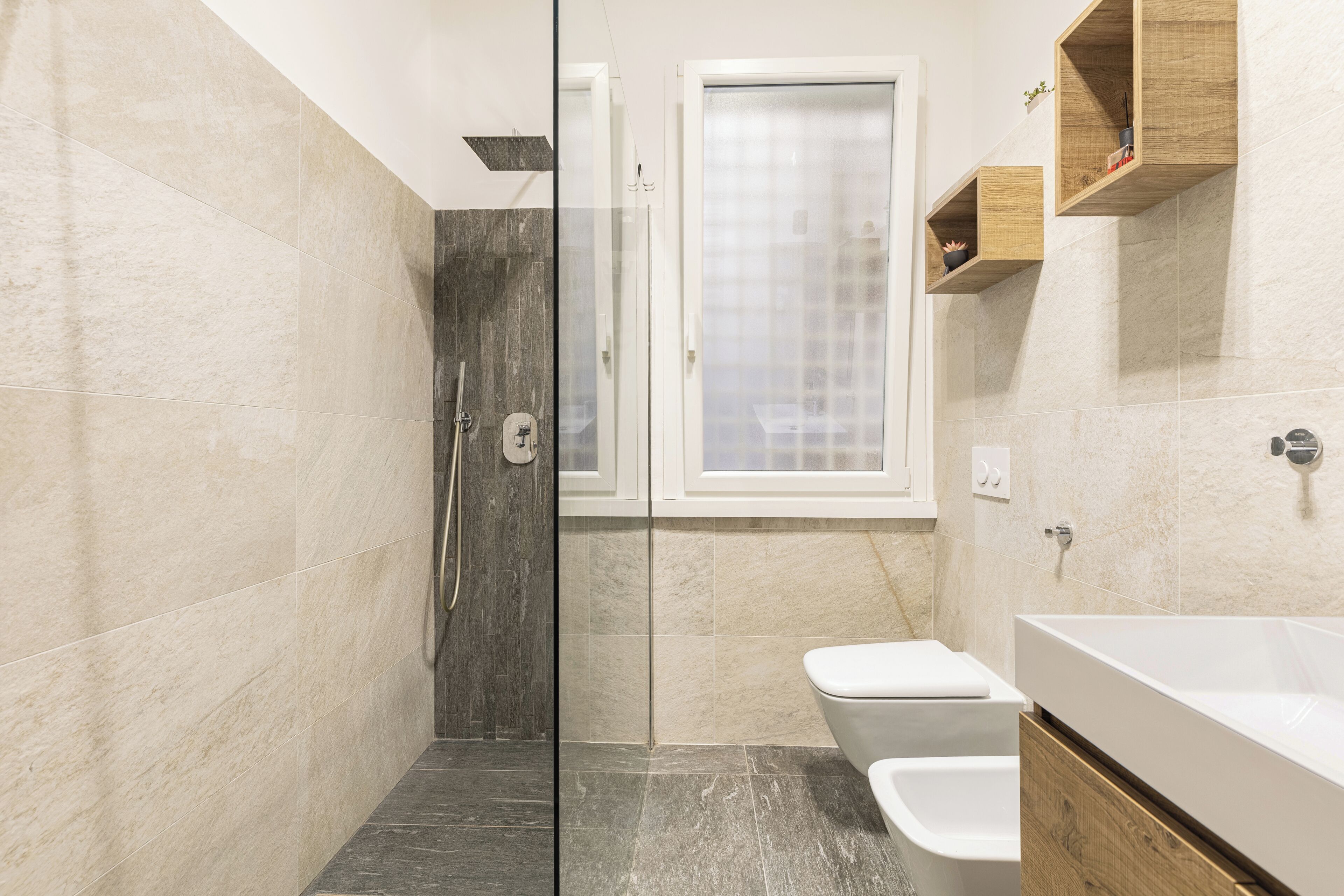 Een douche, een haardroger, een bidet, handdoeken