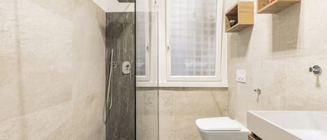 تجهيزات دش، مجففات شعر، مراحيض شطف، مناشف