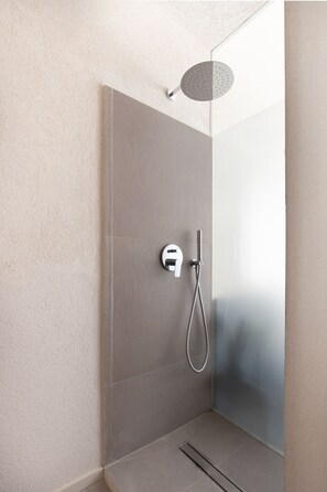 Dusche, Haartrockner, Bidet, Handtücher