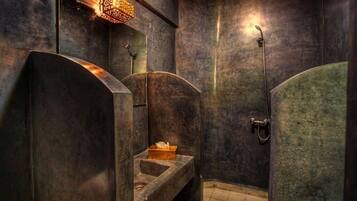 Douche, serviettes fournies, papier toilette