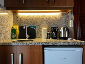 Deluxe Apartment, Kitchenette, Park View | Private kitchenette