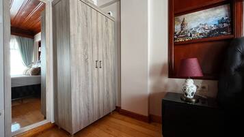 Deluxe Apartment, Kitchenette, Park View | Wardrobe