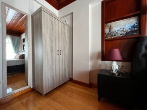 Deluxe Apartment, Kitchenette, Park View | Wardrobe