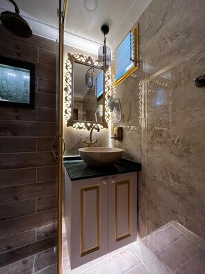 Shower, hair dryer, bathrobes, slippers - Lily Mansion (Istanbul)