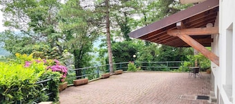 Quiet flat in the Villongo Castle park near the Iseo lake