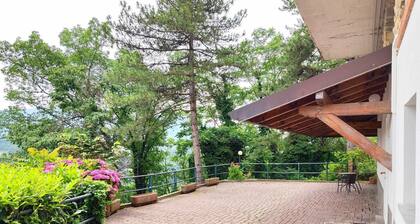 Quiet flat in the Villongo Castle park near the Iseo lake