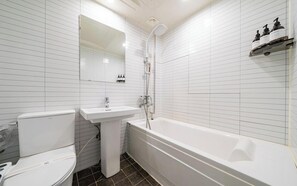 Quarto premium | Banheiro | Secador de cabelo, toalhas de banho, shampoo, papel higiênico