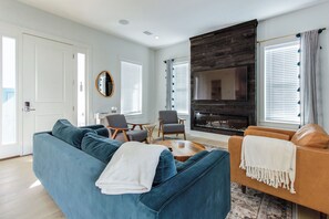 Televisor intel·ligent, llar de foc, videojocs i llibres 