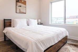 デスク、アイロン / アイロン台、WiFi (無料)、ベッドシーツ