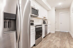 冷蔵庫、電子レンジ、オーブン、コンロ