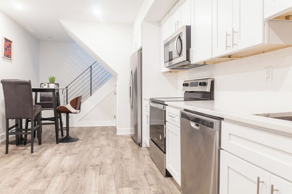 ثلاجة، ميكروويف، فرن، موقد طهي مسطح