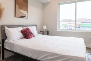 Escritorio, tabla de planchar con plancha, wifi gratis y ropa de cama 