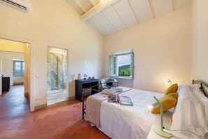 Honeymoon villa, meerdere slaapkamers, uitzicht op gebergte (Villa Chimera Green 12 with Pool &) | 6 slaapkamers, een strijkplank/strijkijzer, gratis wifi, beddengoed
