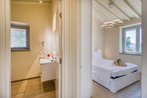 Honeymoon villa, meerdere slaapkamers, uitzicht op gebergte (Villa Chimera Green 12 with Pool &) | 6 slaapkamers, een strijkplank/strijkijzer, gratis wifi, beddengoed