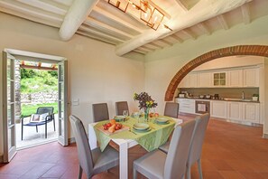 Honeymoon villa, meerdere slaapkamers, uitzicht op gebergte (Villa Chimera Green 12 with Pool &) | Buiten dineren