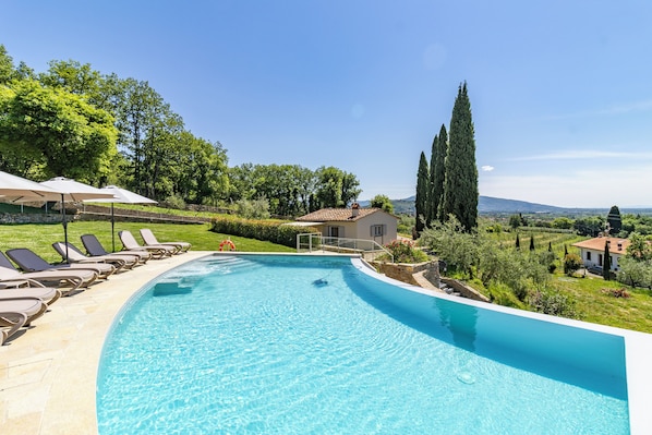 Una piscina al aire libre de temporada