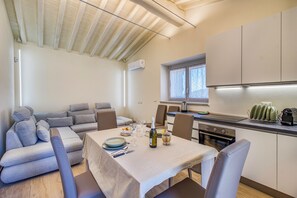 Honeymoon villa, meerdere slaapkamers, uitzicht op gebergte (Villa Chimera Green 12 with Pool &) | Interieur