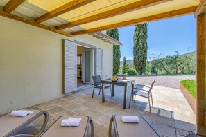 Smekmånadsvilla - flera sovrum - intill bergen (Villa Chimera Green 12 with Pool &) | Restaurang utomhus