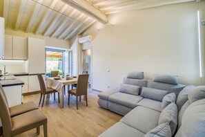 Honeymoon villa, meerdere slaapkamers, uitzicht op gebergte (Villa Chimera Green 12 with Pool &) | Woonruimte | Een 21-inch smart-tv met kabelzenders